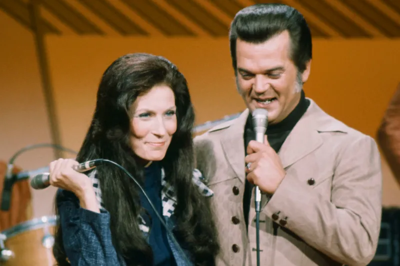 Behind the spotlight’s glow, tragedy struck in 1981: Loretta Lynn and Conway Twitty’s unforgettable partnership was silenced when her husband uncovered a truth that could no longer be hidden.